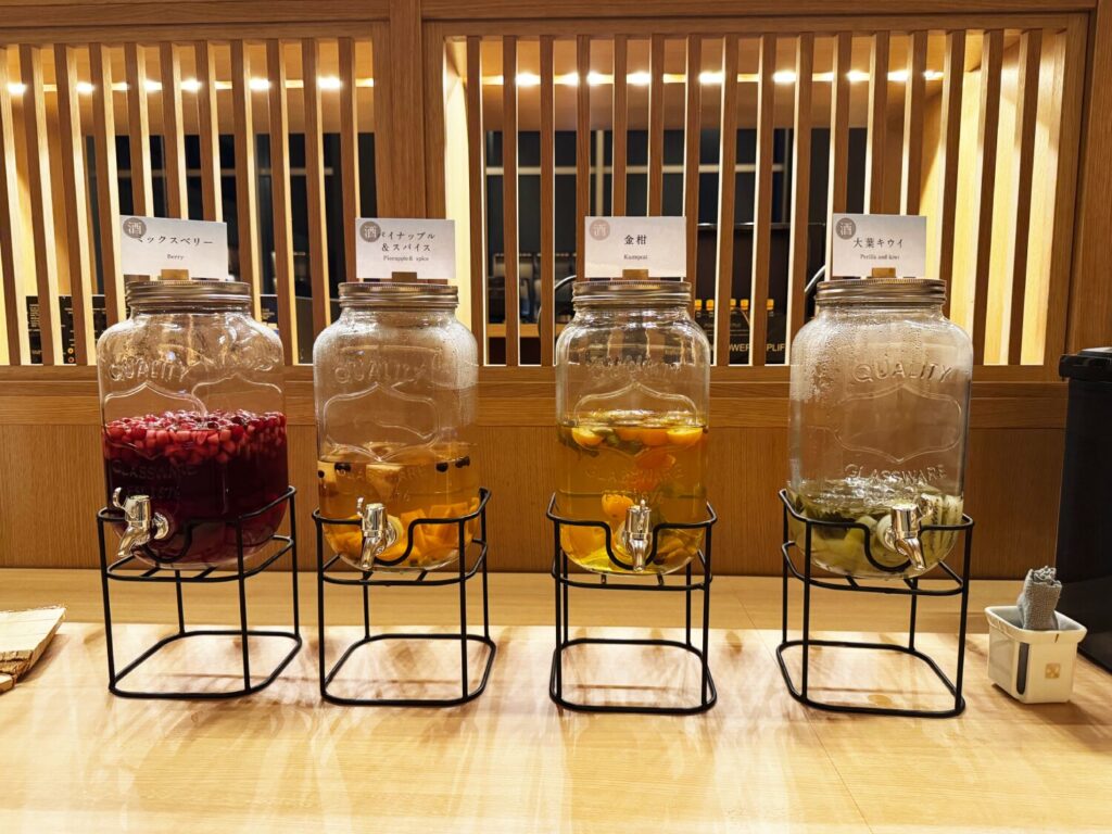 【↑画像】果実酒も豊富に。ソフトドリンクと間違えてグイッと飲んでびっくり！！