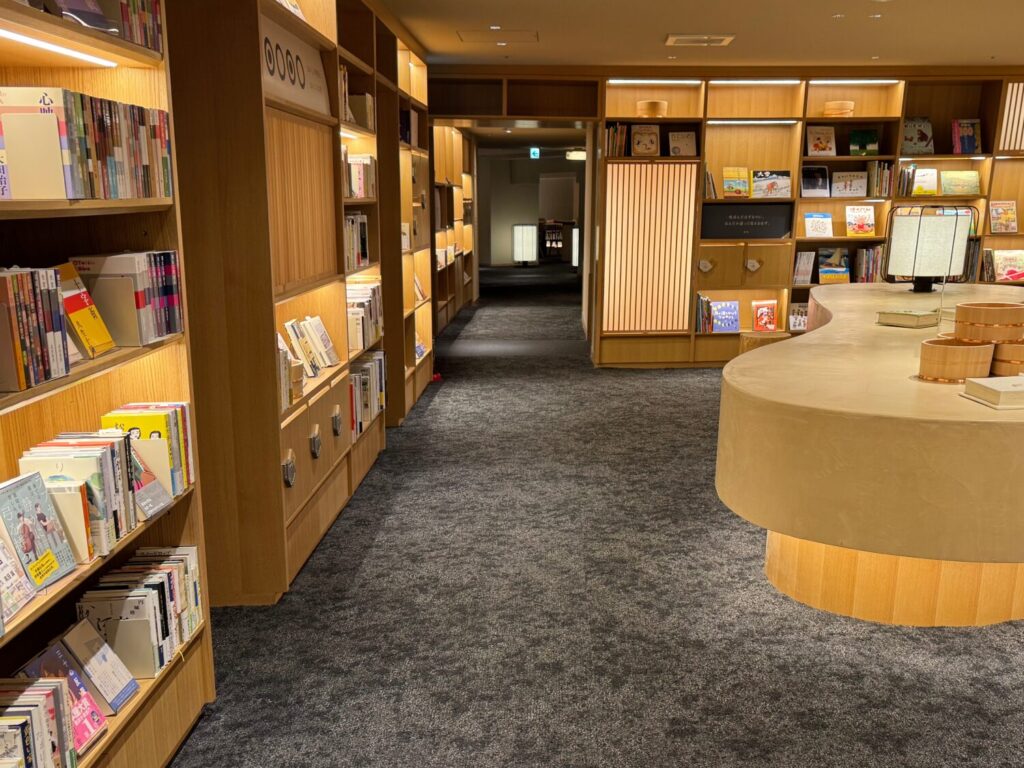 翠山亭 図書コーナー（横に寝転がって本を読めるスペースがあります）