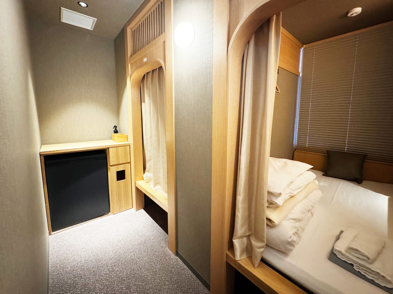 女性専用ドミトリー・2人部屋（右が私の部屋、左奥が共有の冷蔵庫）各ベッドの下には大きなスーツケースが入ります