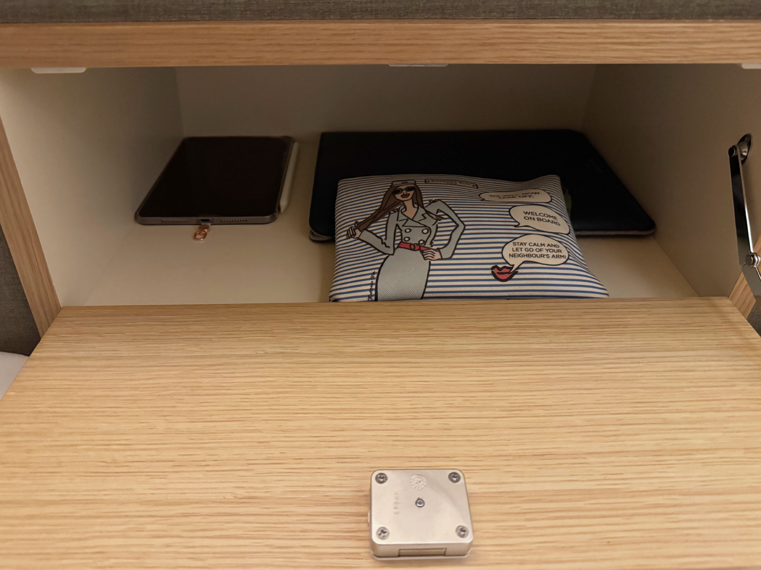 ロッカー（私物のMacBook・iPadmini・ポーチを入れても余裕の広さ）