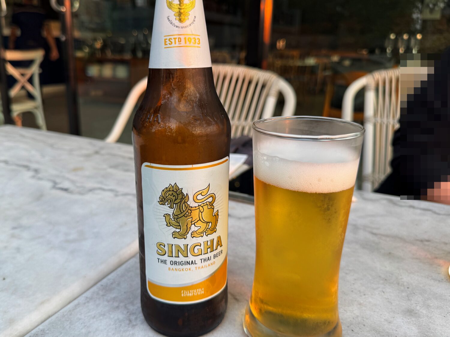 シンハービールと川