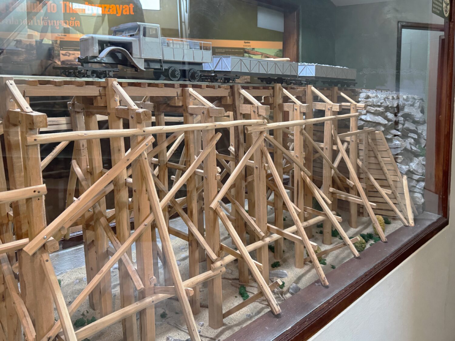 泰緬鉄道のルート展示（ノンプラドゥック〜タンビュザヤ全415km）