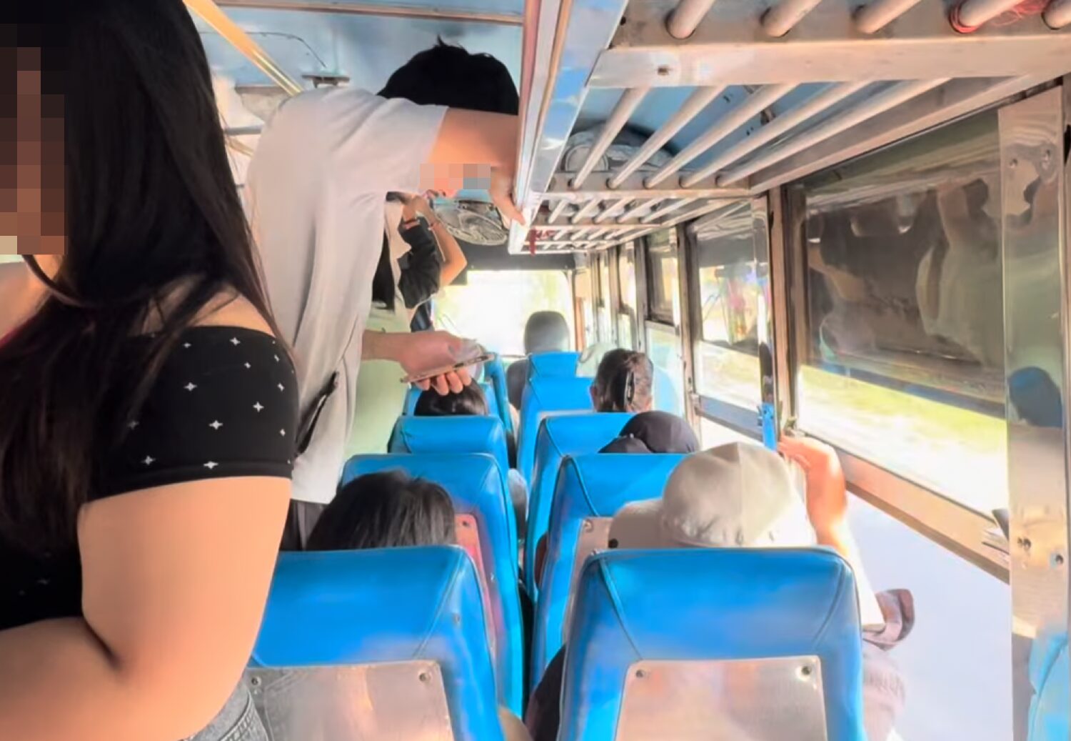 乗合バス車内。天井が低く、背の高い人は首を曲げて乗車