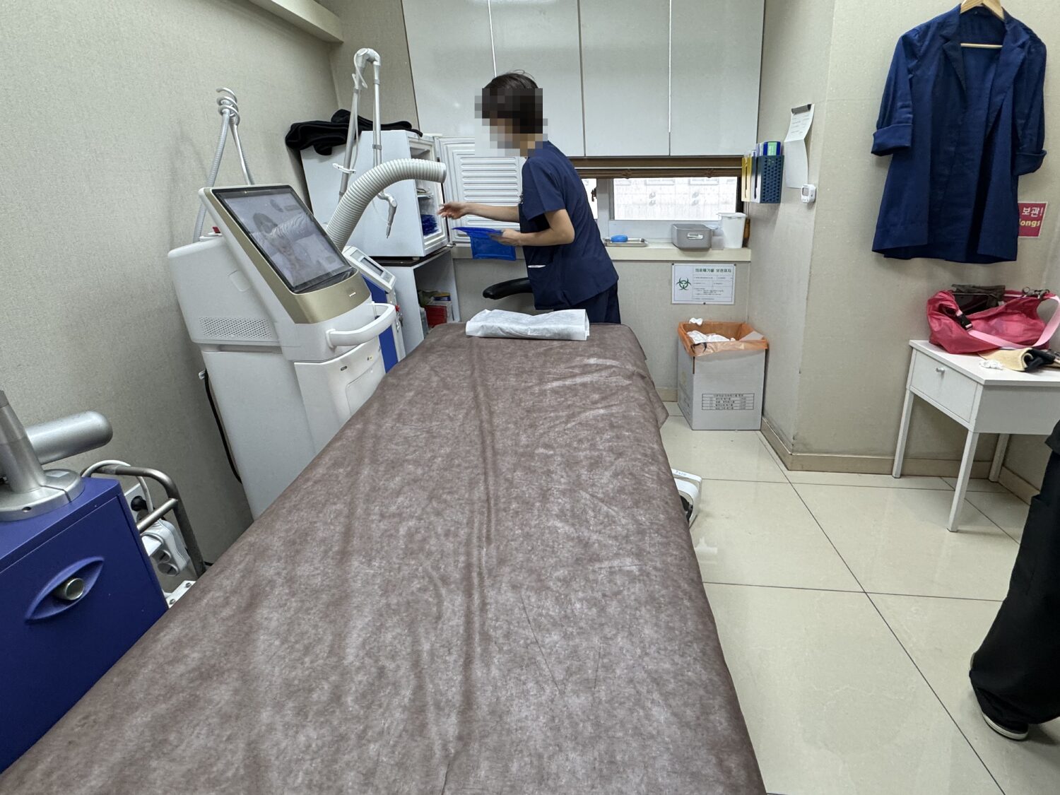 個室の施術室。左にLINEARZの機器が見えます
