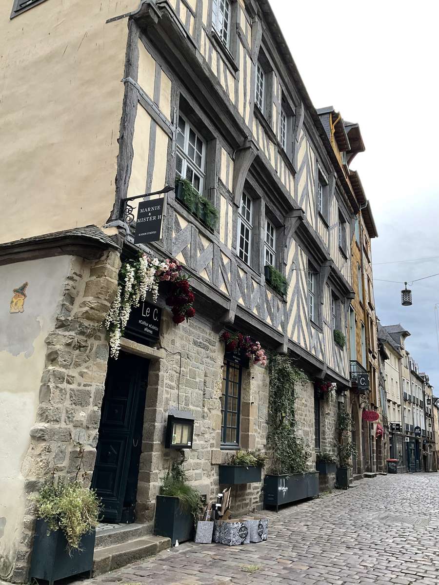 レンヌの旧市街にある築500年の木組みの建物、宿「Marnie et Mister H」の外観