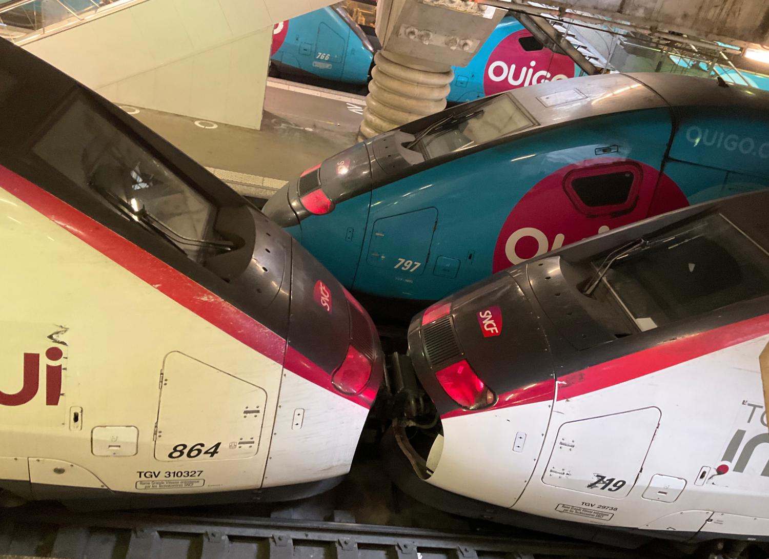 実際にモンパルナス駅で撮影した、OUIGOとTGVの先頭車両同士が鼻先で連結している写真。中に通路はなく通り抜けできない