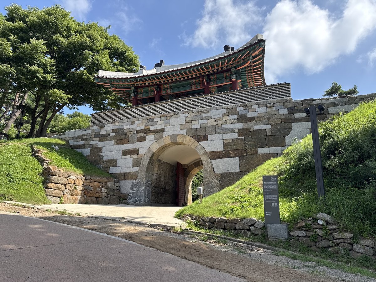 南漢山城の石造りの城門