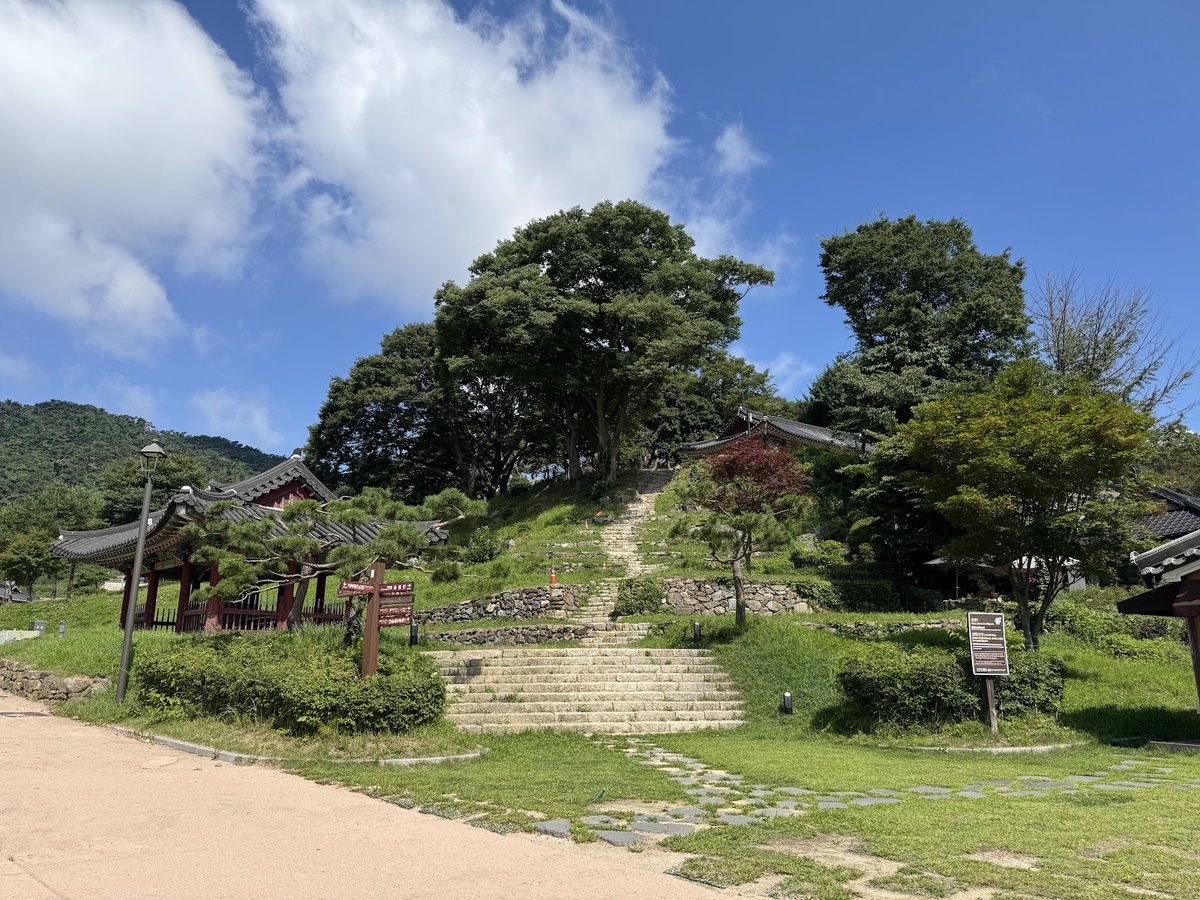 南漢山城ロータリー付近、山へ続く石段のある広場