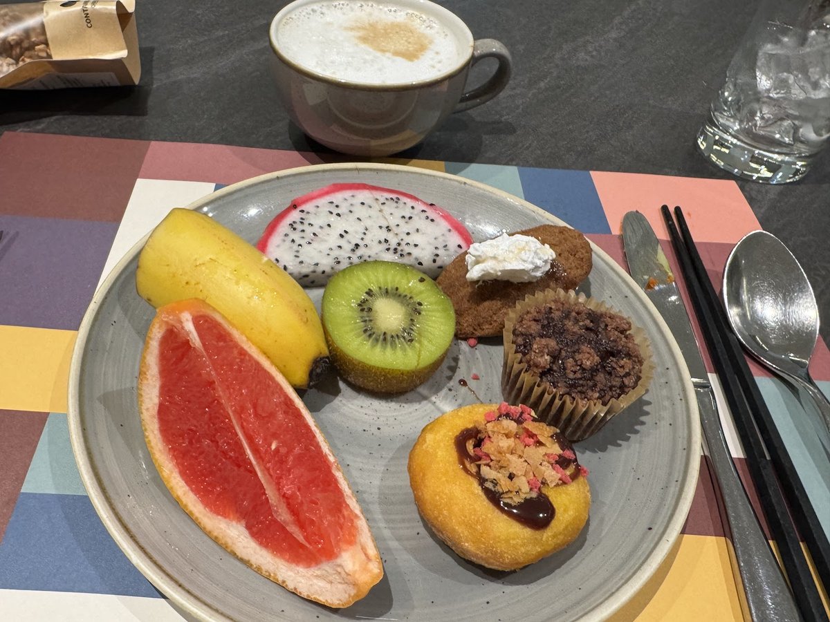 フルーツと焼き菓子を取ったお皿