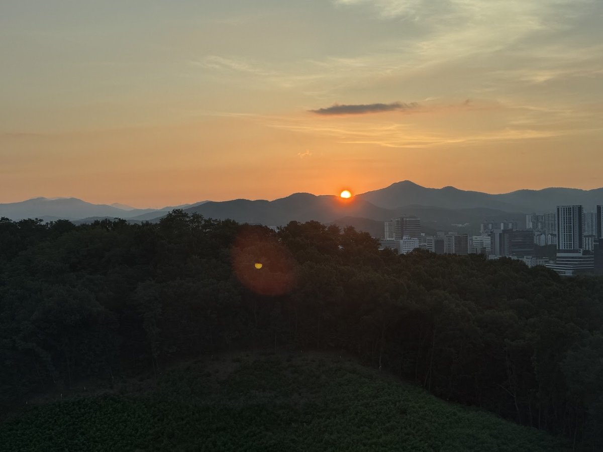客室の窓から見た朝日