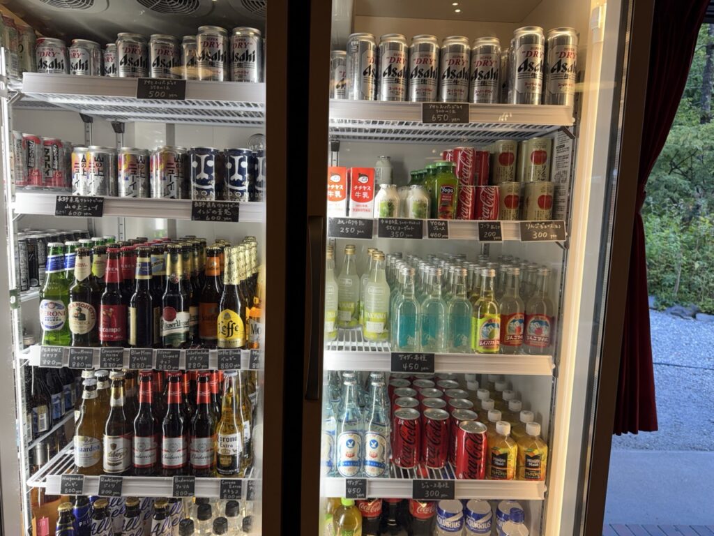 みちくさ食堂の売店のショーケースに並ぶ世界のビール