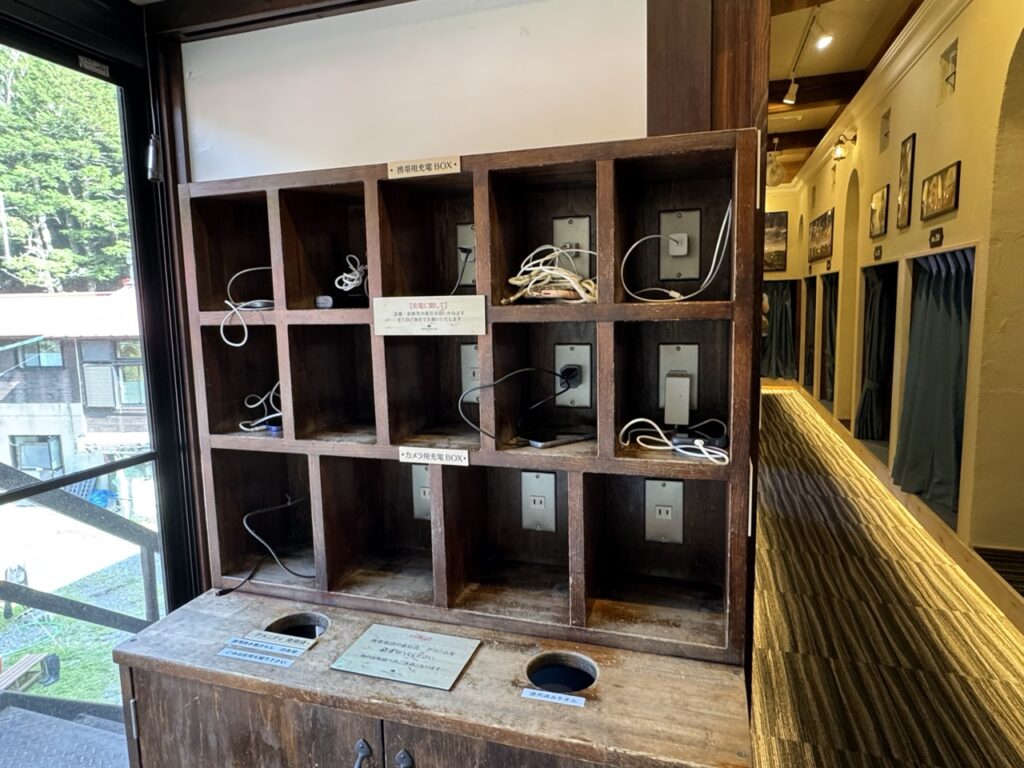 棚で仕切られた徳澤園の充電コーナー