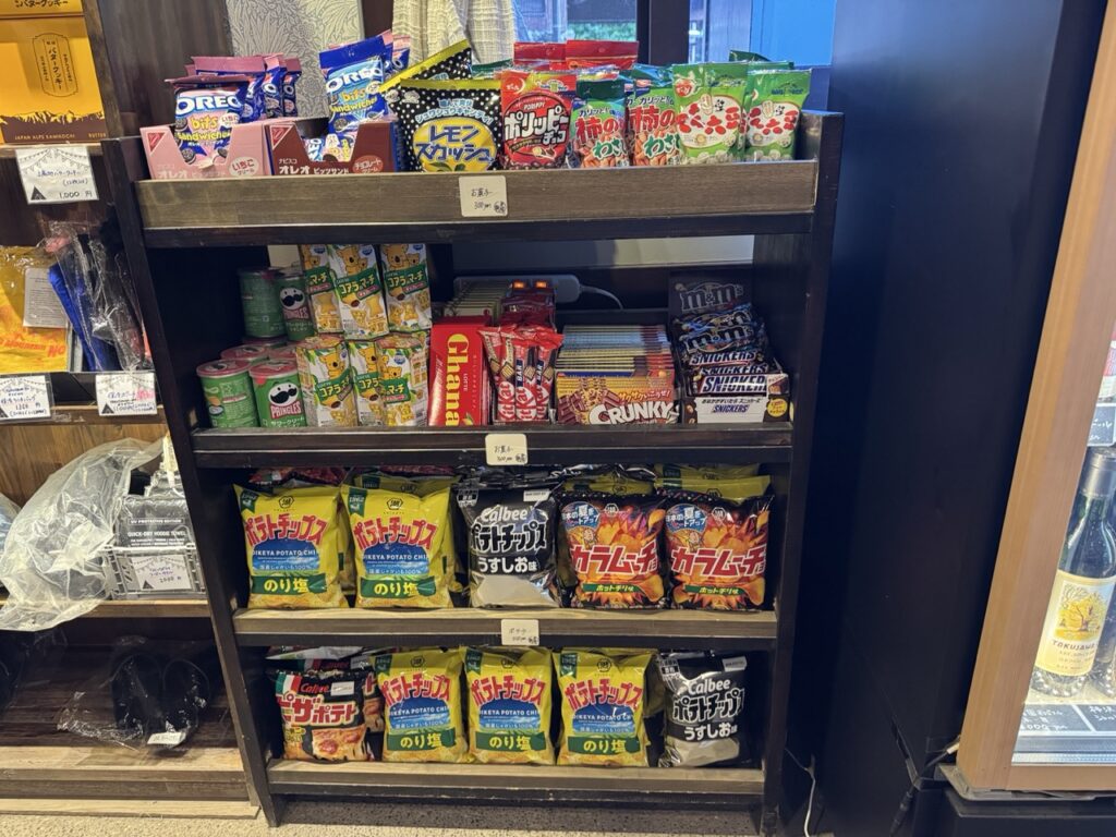 みちくさショップに並ぶお菓子の棚
