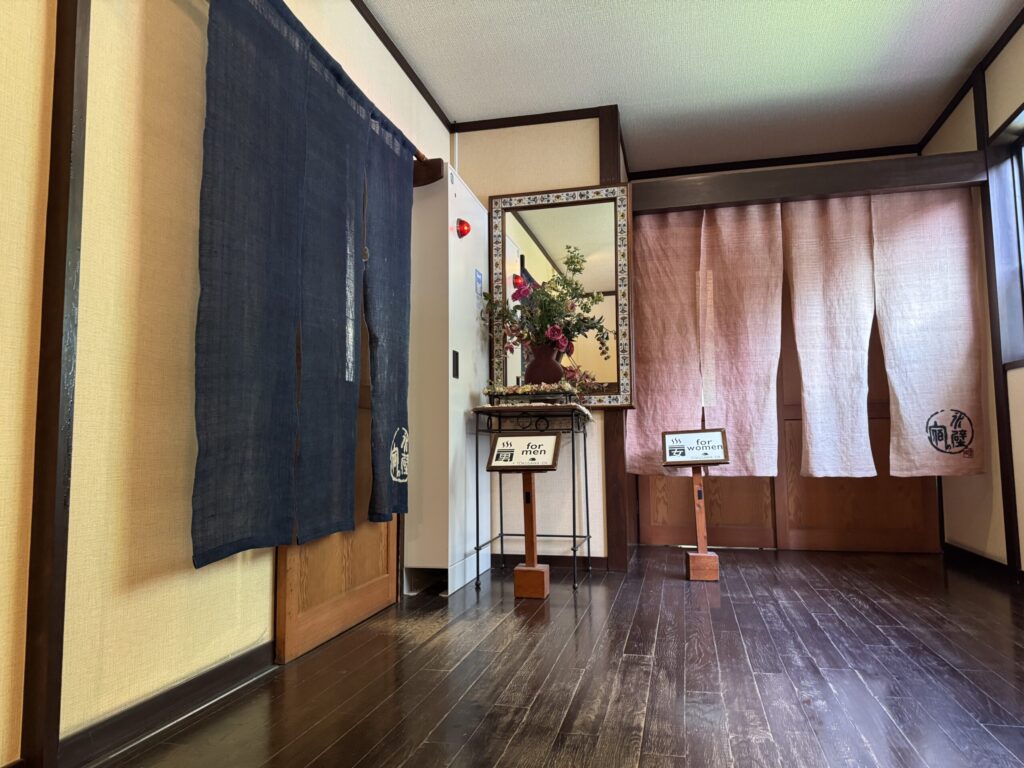 男女別の暖簾がかかった徳澤園のお風呂の入口