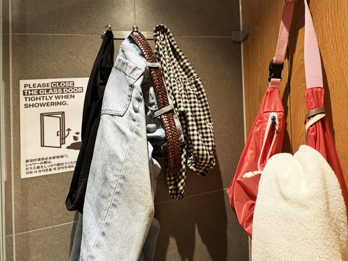 シャワー室の服を掛けるフック