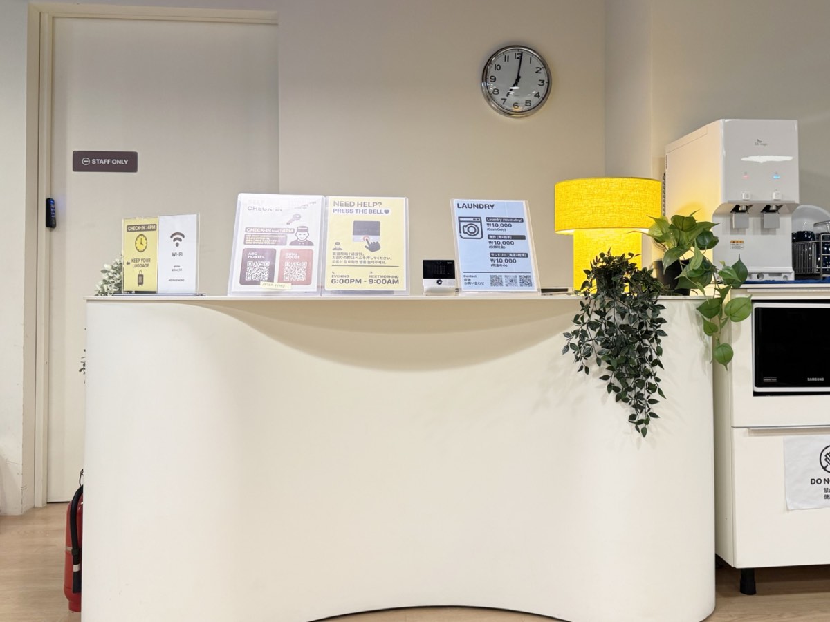 スタッフのいないABCホステル明洞のフロントデスク