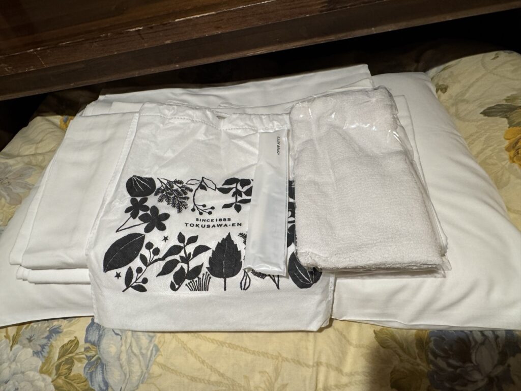 相部屋に用意されたシーツ・タオル・アメニティ一式