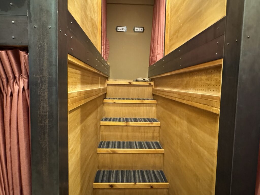 相部屋の上段へ上がる木の階段