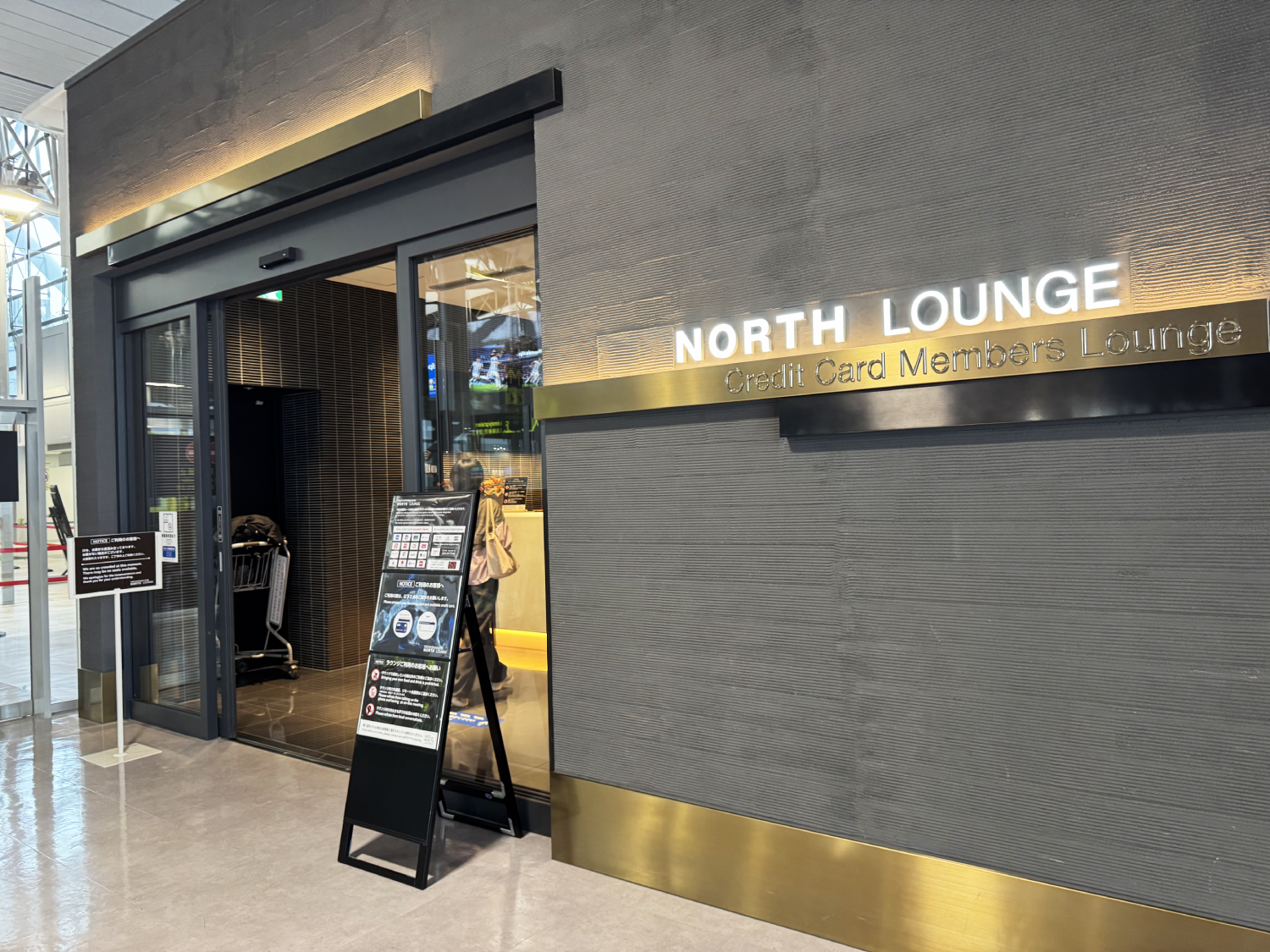 NORTH LOUNGEへ上がるエレベーター