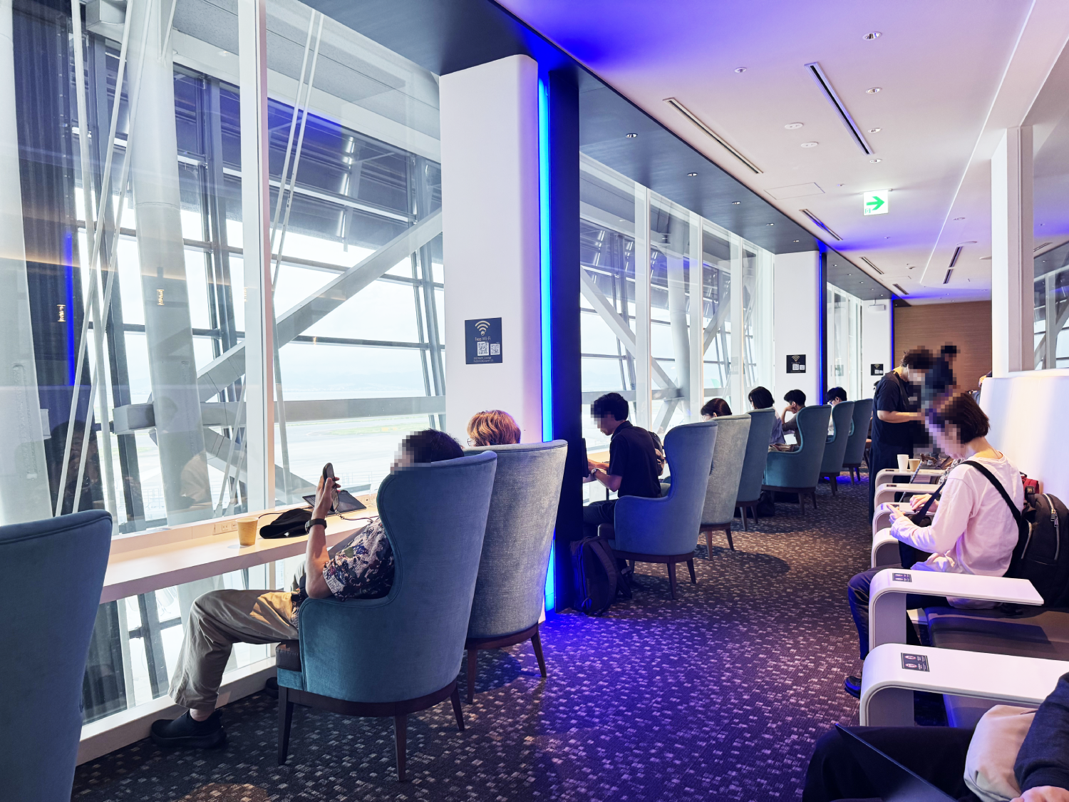 NORTH LOUNGE窓側席から見える飛行機