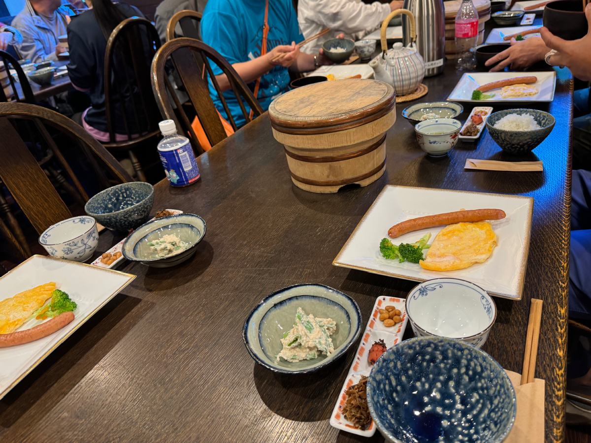 8人掛けのテーブルに並んだ徳澤園の朝食