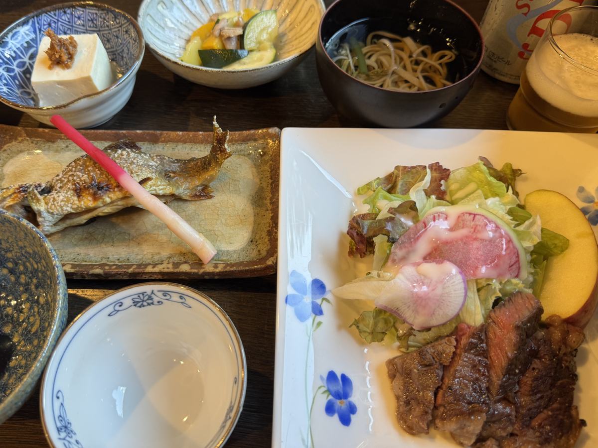 牛肉のステーキと岩魚が並んだ徳澤園の夕食
