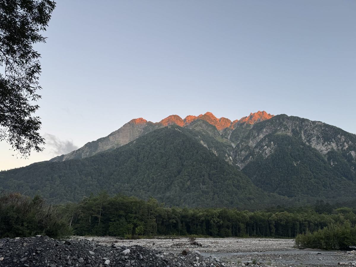 朝日が差し始めた穂高の山並み