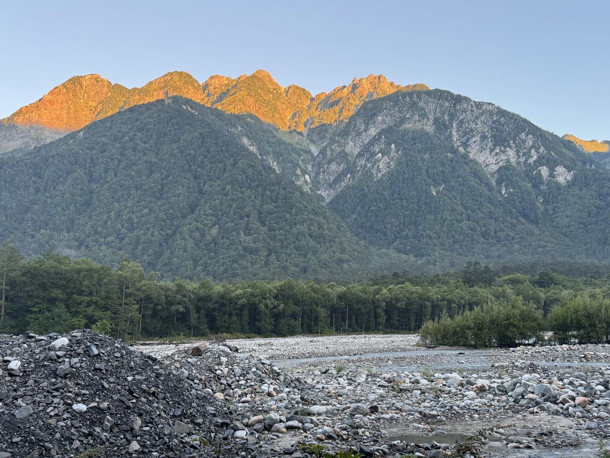 朝の光が金色へ変わった穂高の山並み